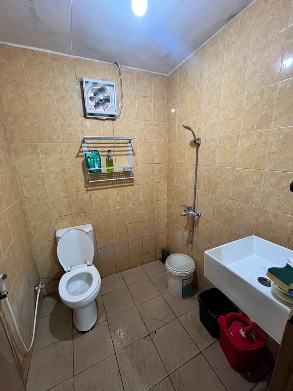 Kamar mandi: Lantai 1